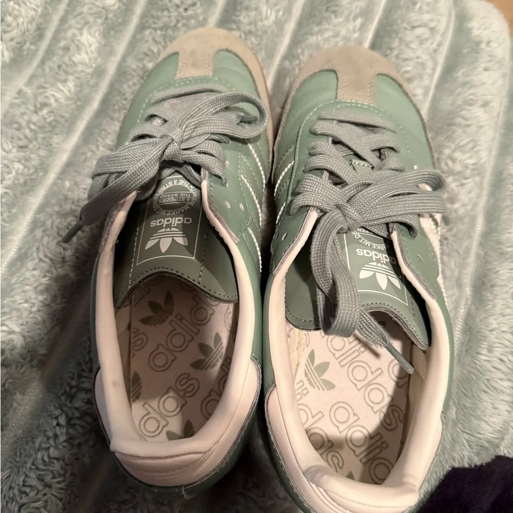 Adidas Classic Green and White sambas - Picture 3 of 7